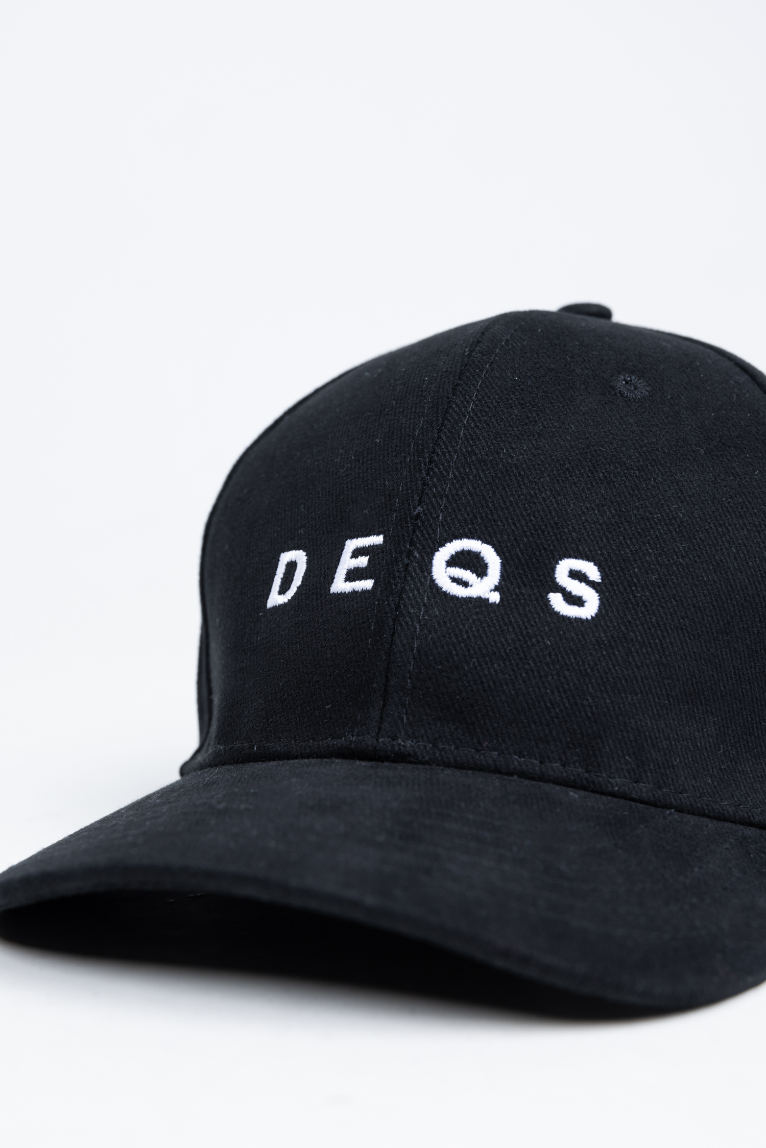 Czapka z daszkiem DEQS – klasyczny streetwearowy akcent