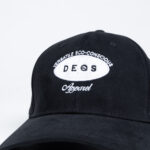 Czapka z daszkiem DEQS – czarne nakrycie głowy z logo i napisem „Strive for Progress”