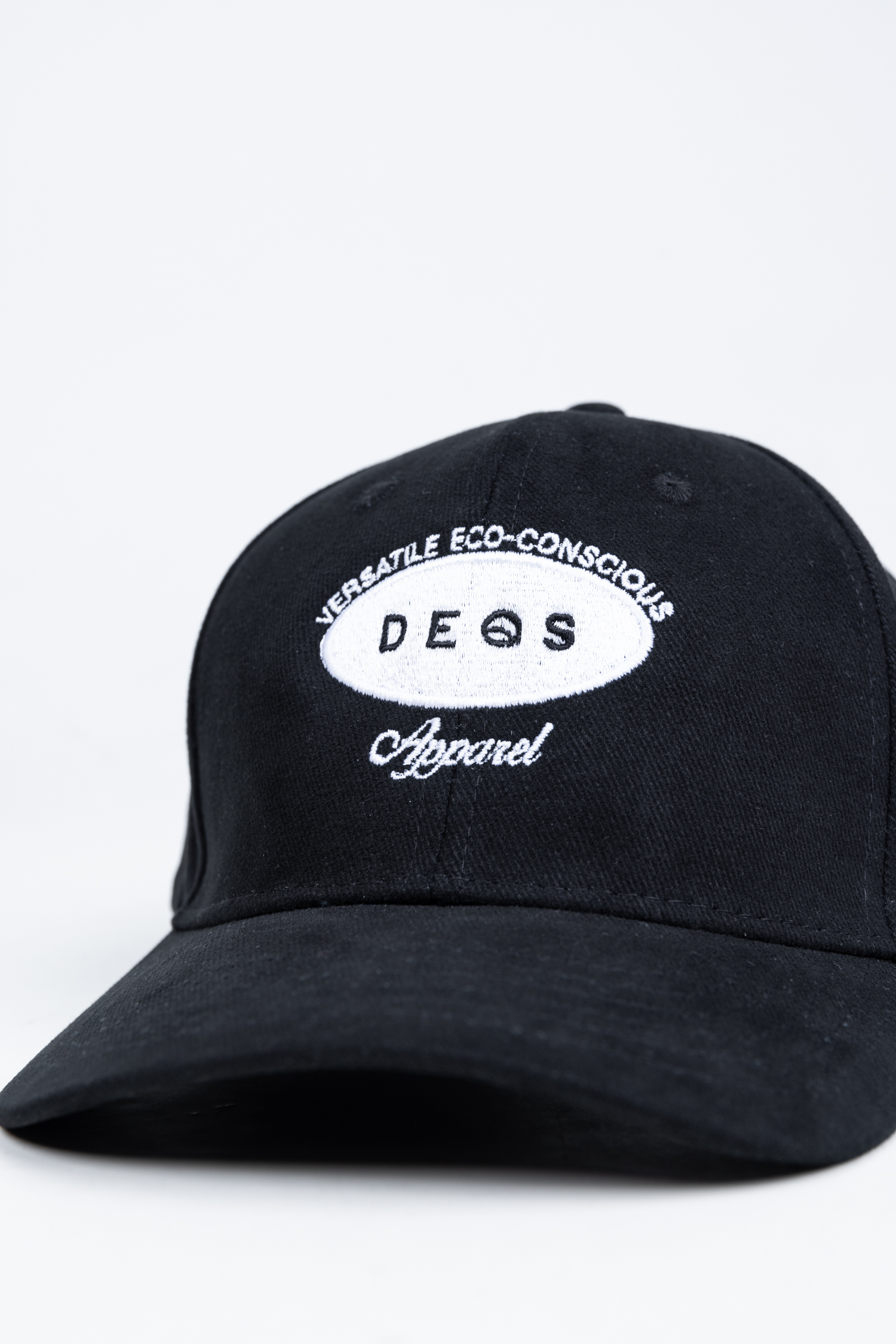 Czapka z daszkiem DEQS – czarne nakrycie głowy z logo i napisem „Strive for Progress”