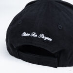 Tył czapki DEQS – haft "Strive for Progress" w stylu premium