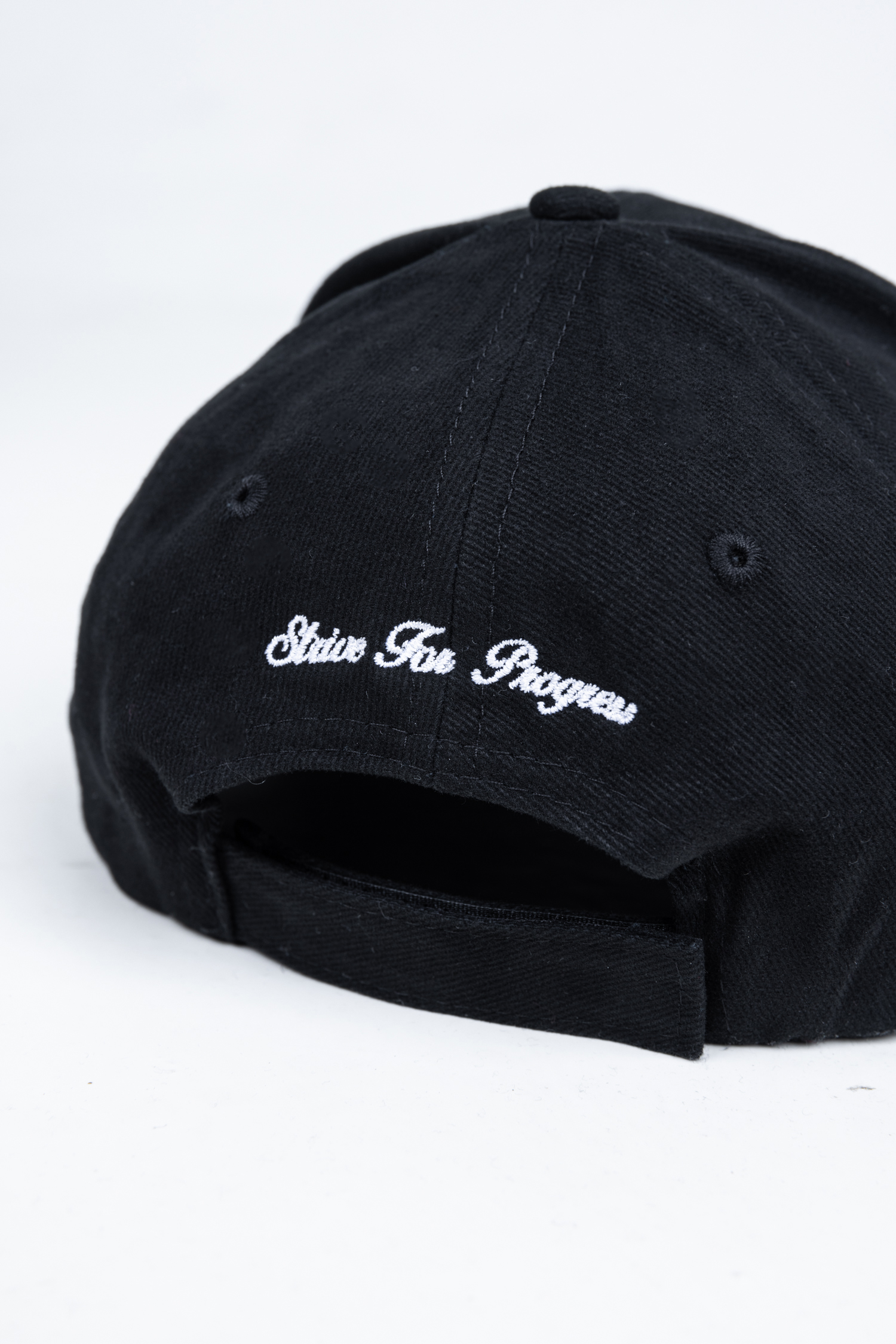 Tył czapki DEQS – haft "Strive for Progress" w stylu premium