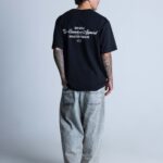 Tył T-shirtu DEQS z hasłem – streetwear z przesłaniem