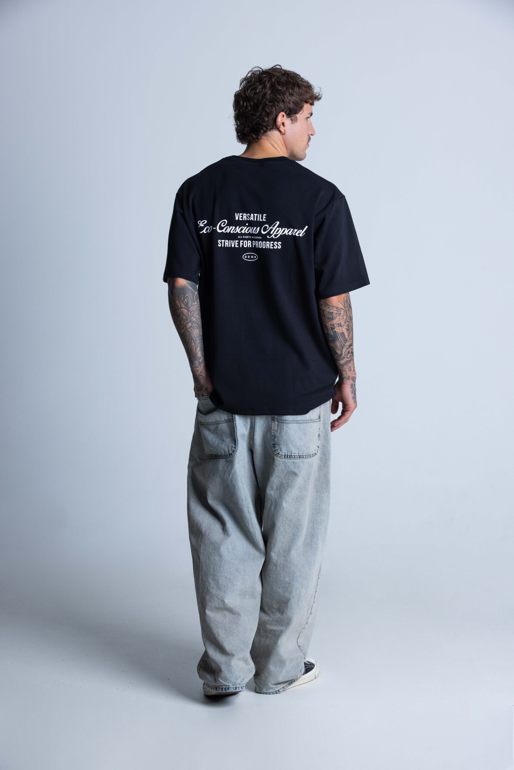Tył T-shirtu DEQS z hasłem – streetwear z przesłaniem