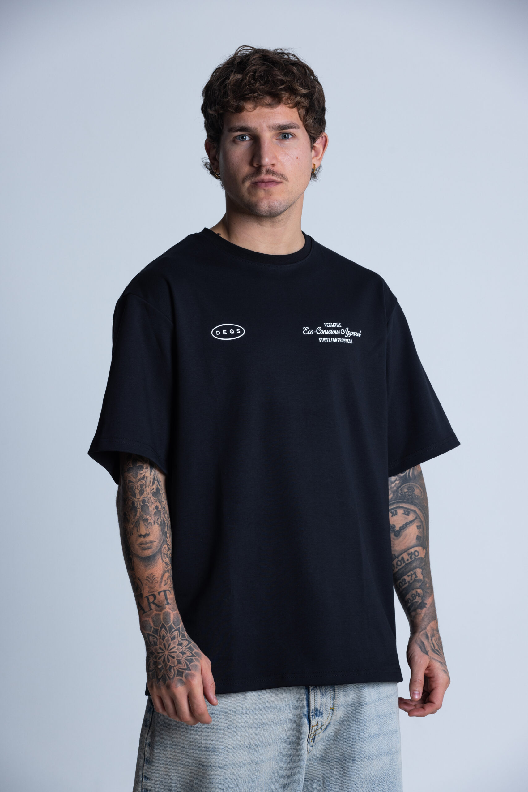 Przód koszulki DEQS – branding w stylu slim fit