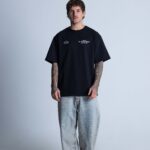 Model w T-shircie DEQS – klasyczny krój oversize