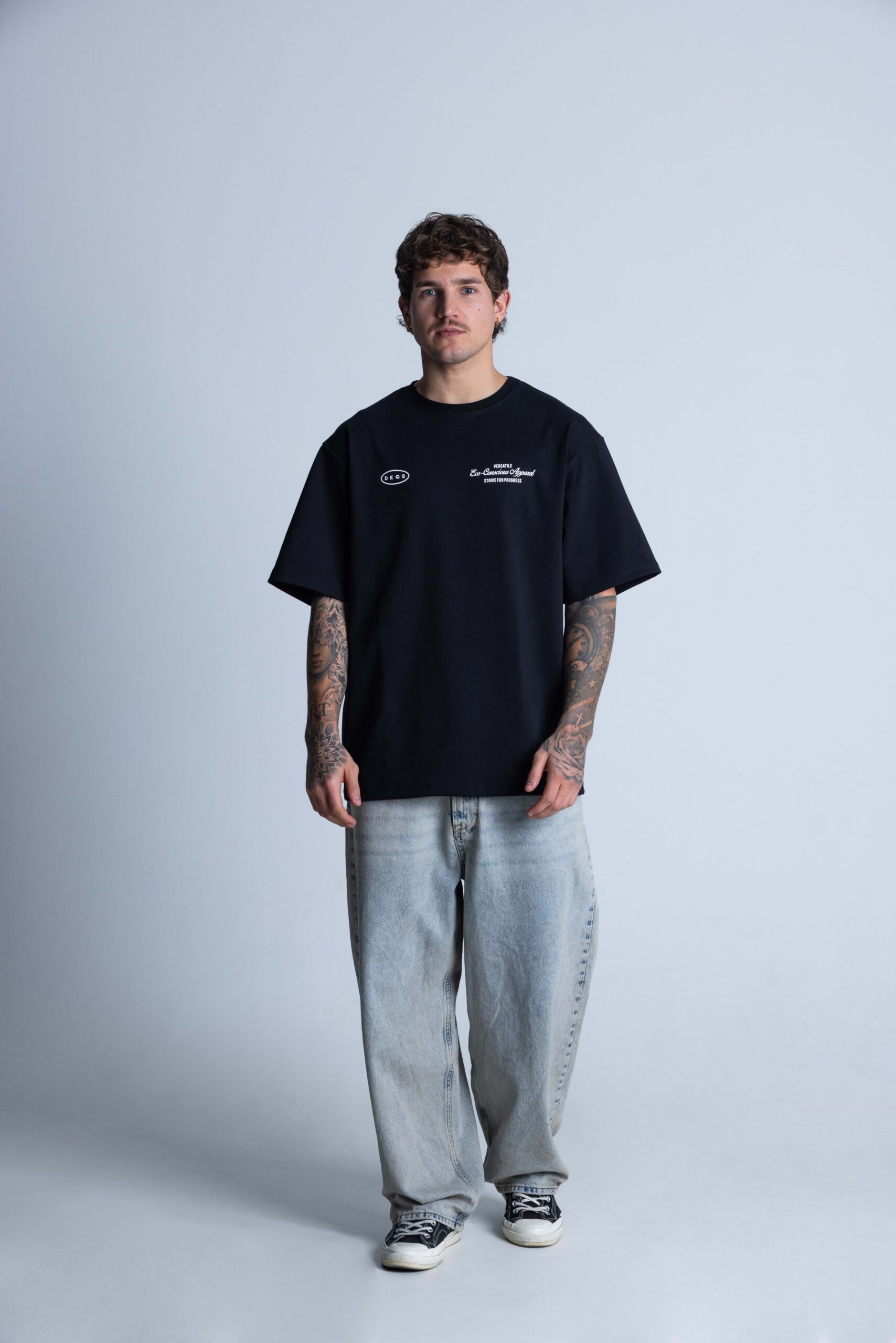 Model w T-shircie DEQS – klasyczny krój oversize