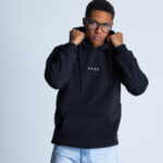 Model w czarnej bluzie DEQS – jeansy i look miejski