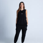 Kobieta w długim bezrękawniku DEQS – look aktywny z przesłaniem