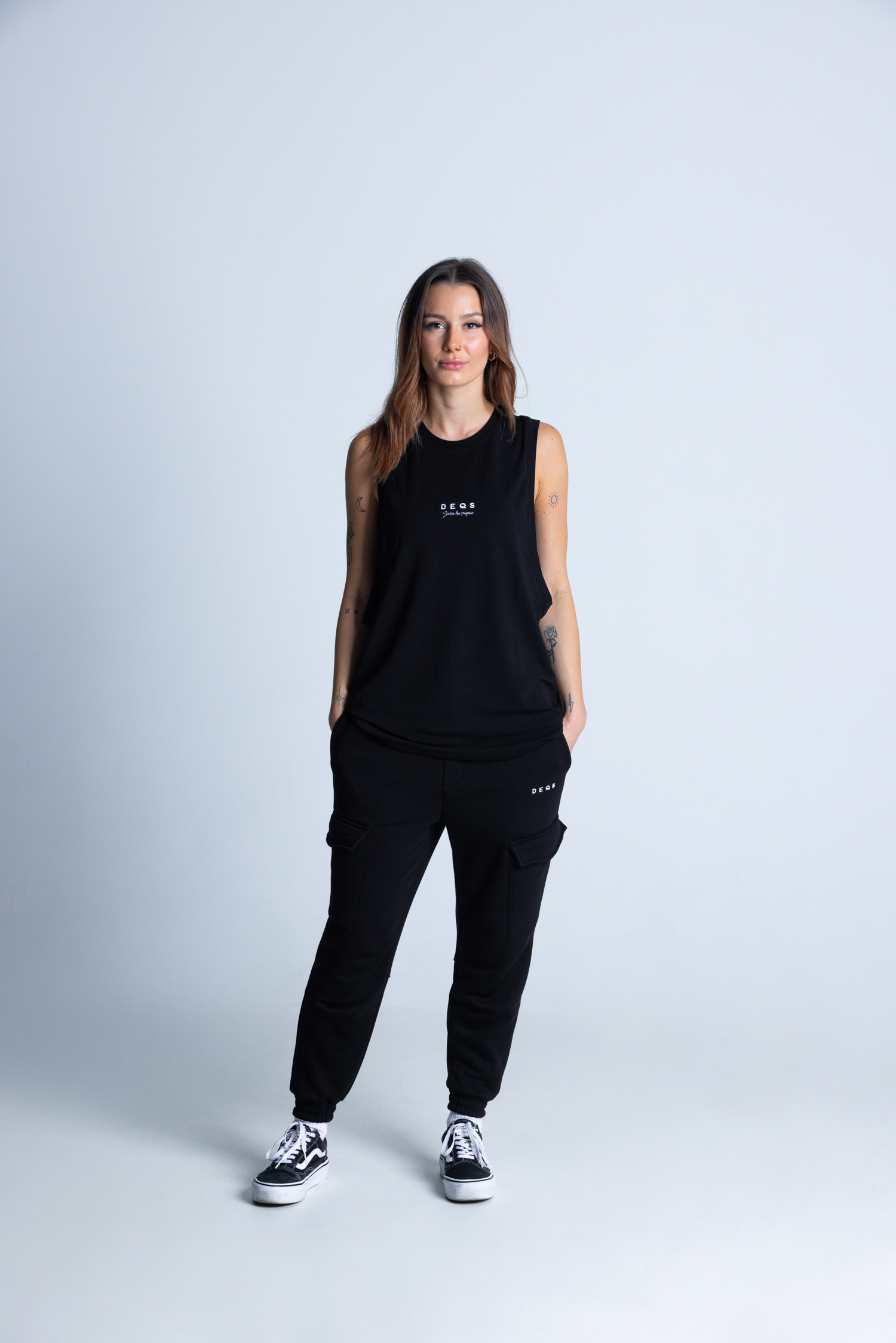 Kobieta w długim bezrękawniku DEQS – look aktywny z przesłaniem