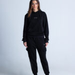 Modelka w długiej bluzie DEQS – krój oversize, styl unisex