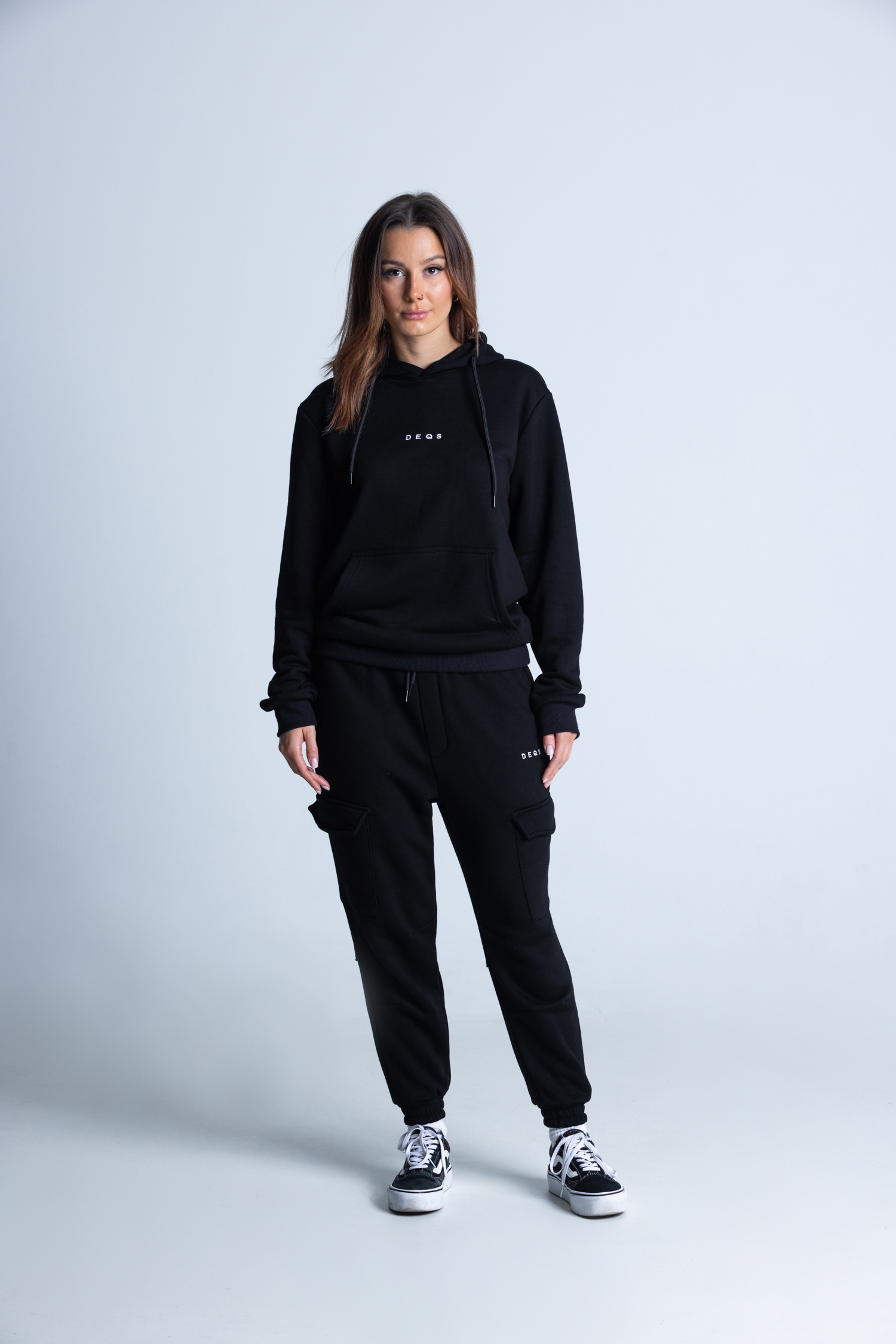 Modelka w długiej bluzie DEQS – krój oversize, styl unisex
