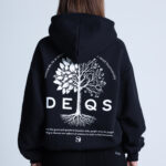 Tył bluzy z grafiką drzewa i logiem DEQS – ekologiczny motyw marki