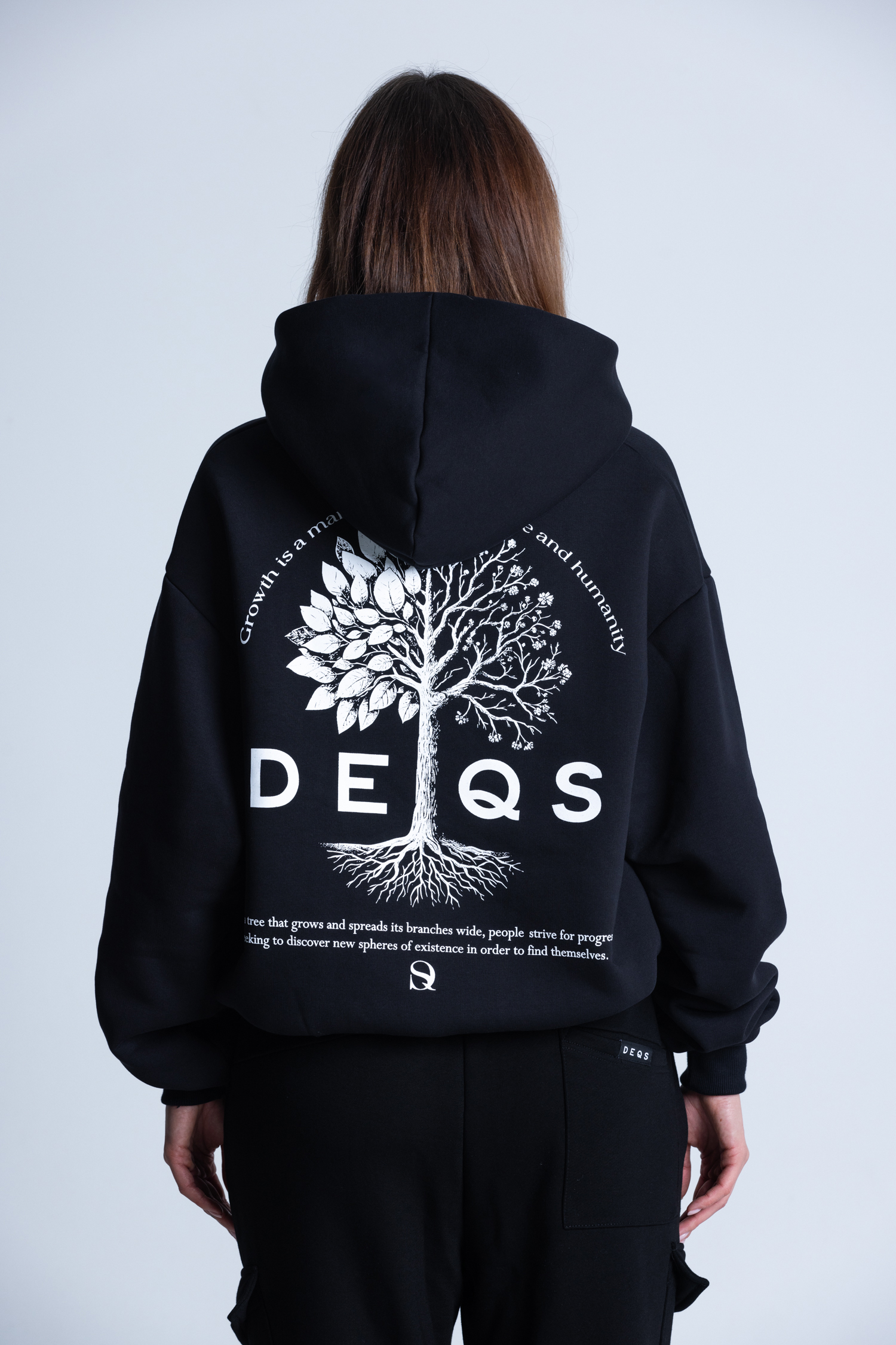 Tył bluzy z grafiką drzewa i logiem DEQS – ekologiczny motyw marki