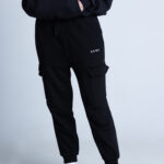 Mężczyzna w bluzie i spodniach DEQS – styl sportowy i miejski