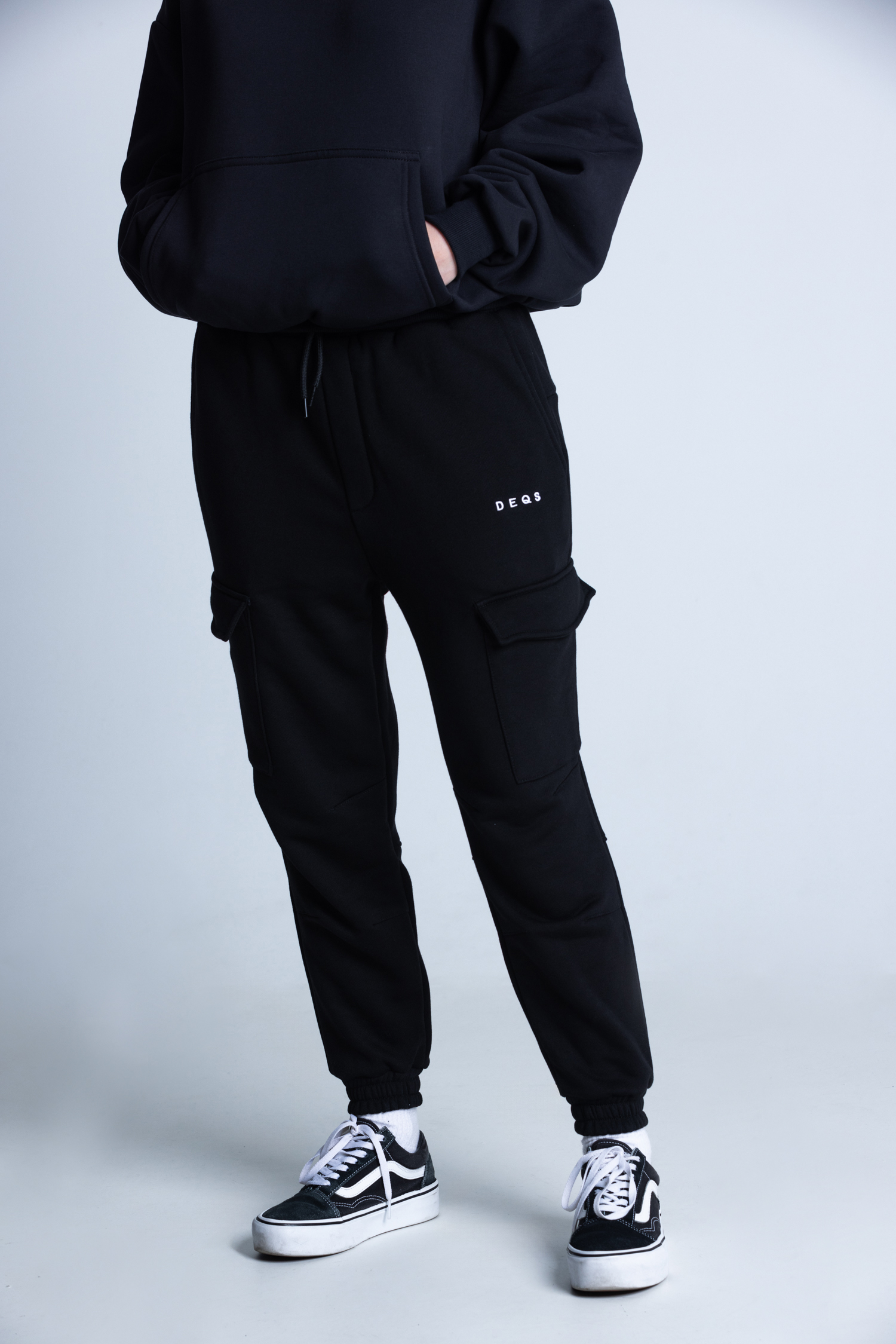 Mężczyzna w bluzie i spodniach DEQS – styl sportowy i miejski