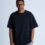 Mężczyzna w T-shircie DEQS – styl casual w odcieniu czerni