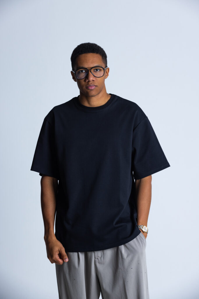 Mężczyzna w T-shircie DEQS – styl casual w odcieniu czerni