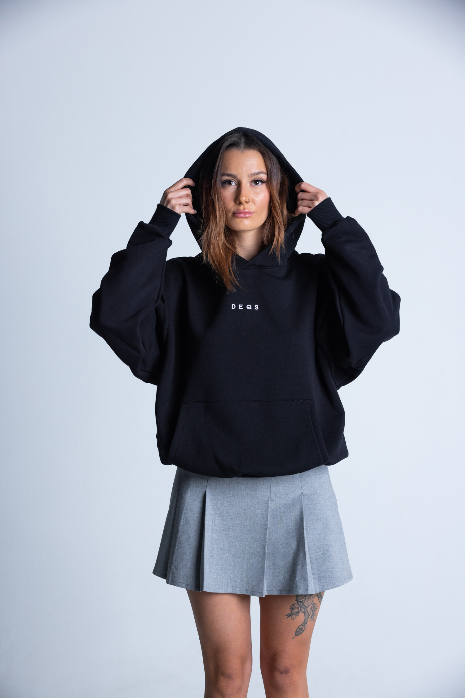 Modelka w bluzie DEQS – przód gładki, styl minimalistyczny