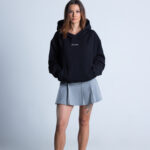 Kobieta w bluzie i spódnicy – styl streetwear w wydaniu kobiecym