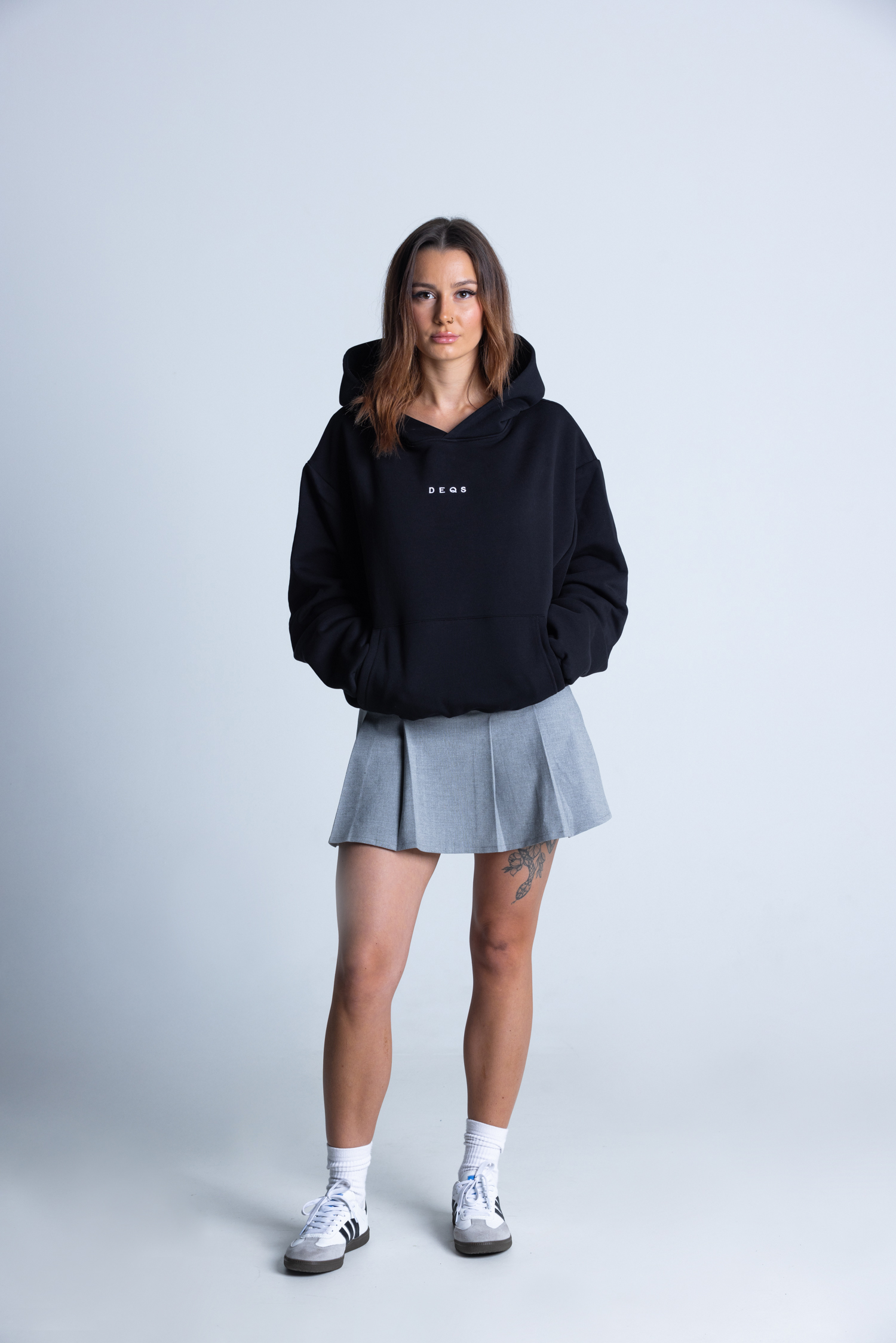 Kobieta w bluzie i spódnicy – styl streetwear w wydaniu kobiecym