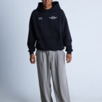 Kobieta w czarnej bluzie DEQS i spodniach – styl streetwear casual