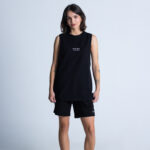 Kobieta w czarnym bezrękawniku DEQS – styl streetwear unisex