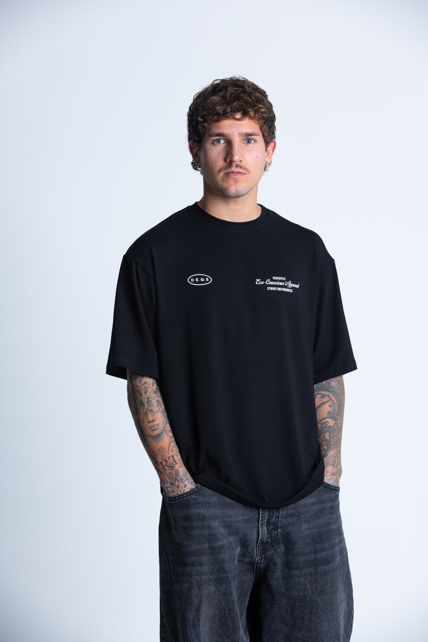 Mężczyzna w T-shircie DEQS – klasyczny fason i wygoda