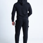 Mężczyzna w komplecie DEQS – bluza z kapturem i dopasowane spodnie