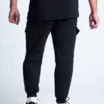 Zbliżenie na spodnie DEQS – styl sportowy z funkcjonalnymi kieszeniami