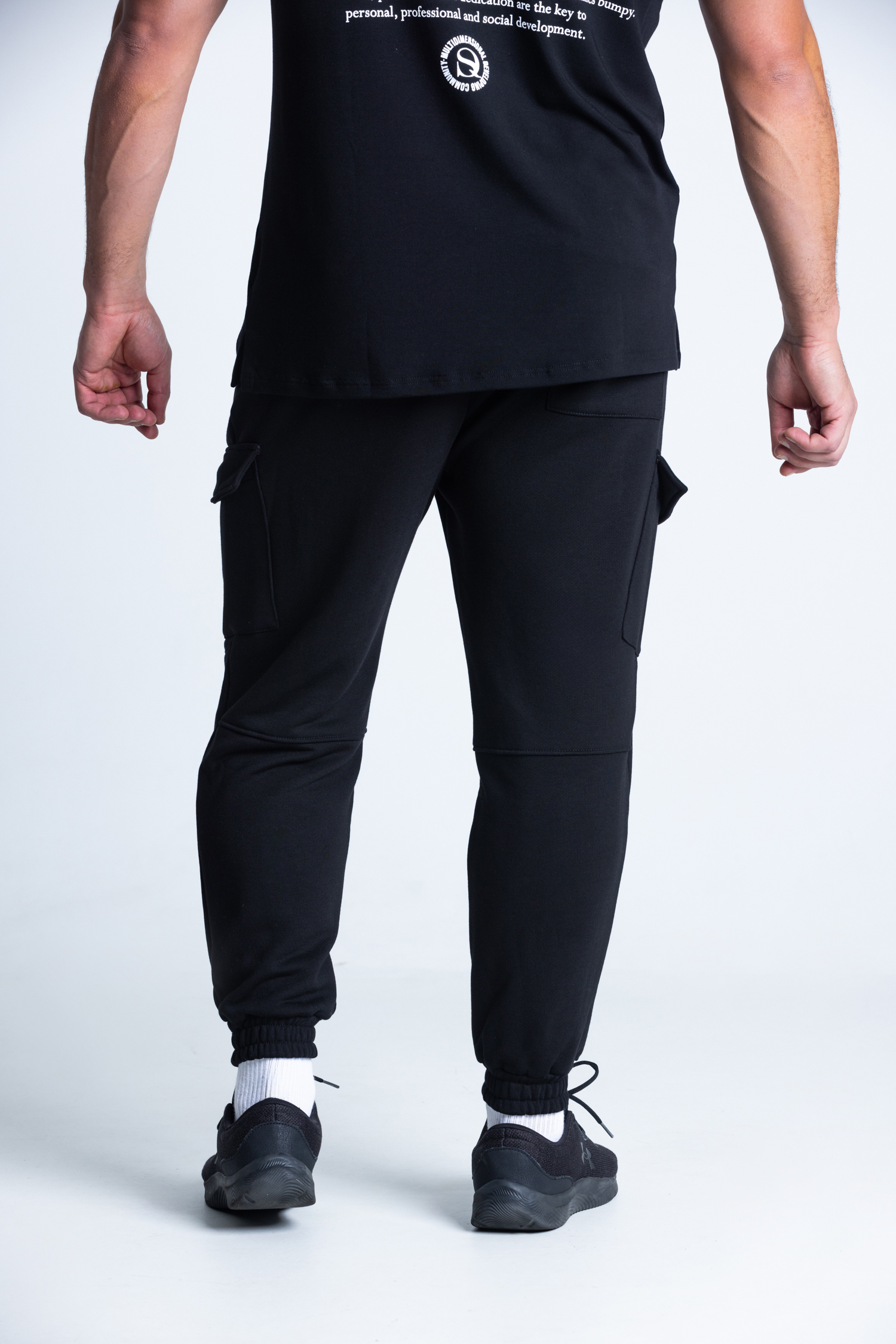 Zbliżenie na spodnie DEQS – styl sportowy z funkcjonalnymi kieszeniami