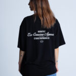 Tył koszulki DEQS z napisem – odzież z ekologicznym przesłaniem