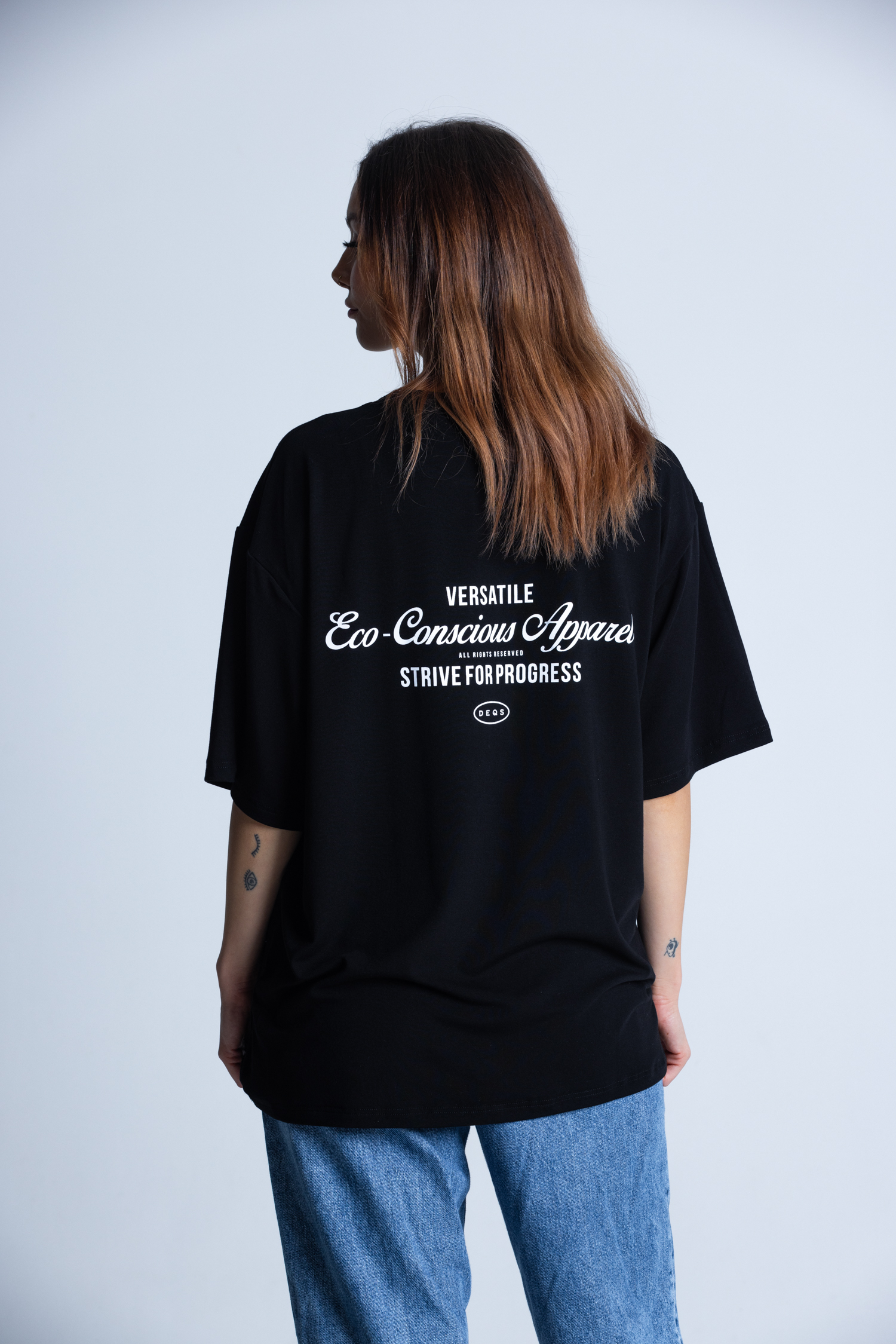 Tył koszulki DEQS z napisem – odzież z ekologicznym przesłaniem