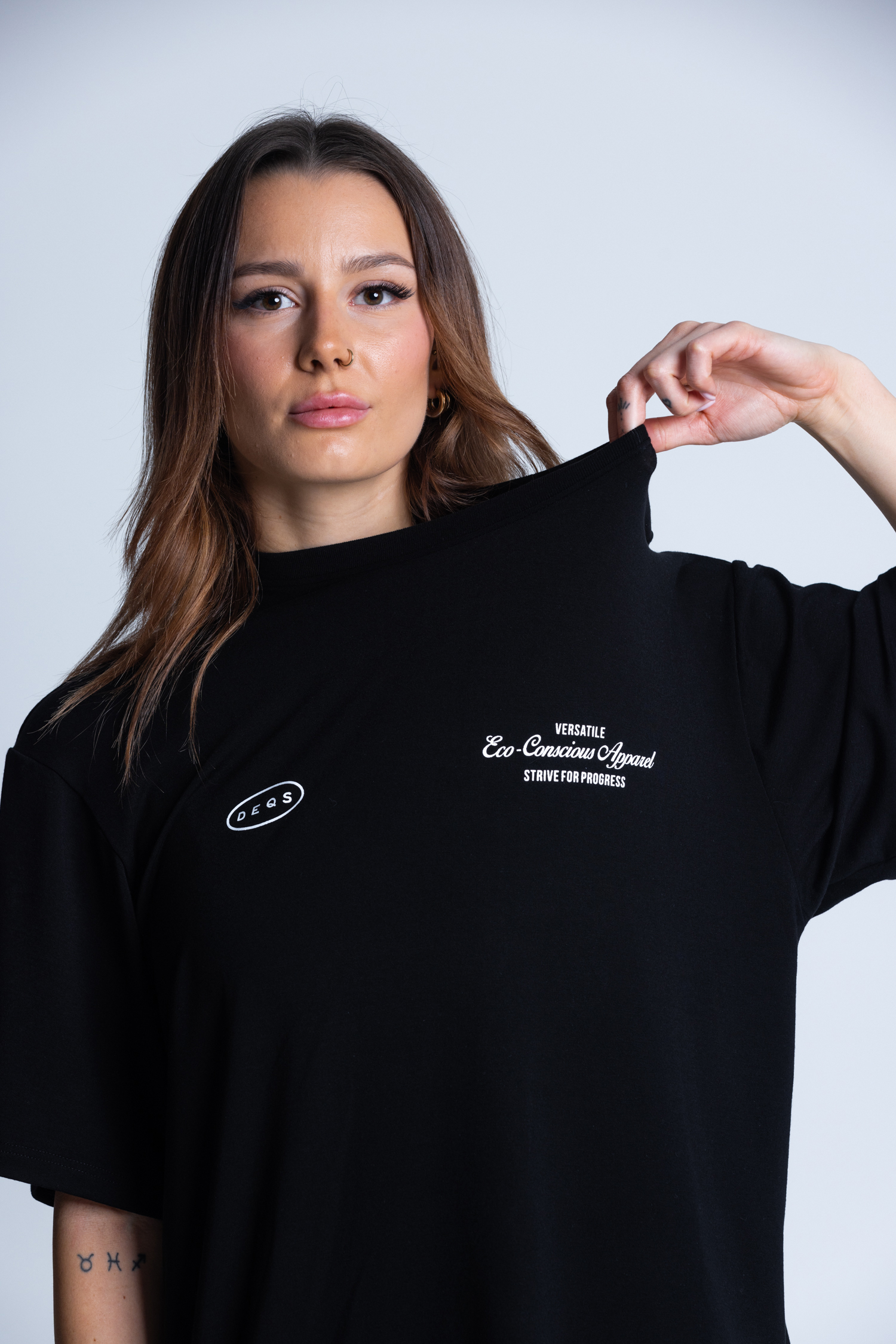 Koszulka DEQS z logotypem „Eco Conscious Brand” – klasyczna forma