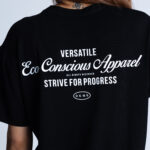Tył koszulki DEQS – logo + hasło „Strive for Progress” – streetwear eco