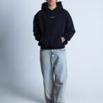 Mężczyzna w bluzie DEQS – fason luźny, styl streetwear na co dzień