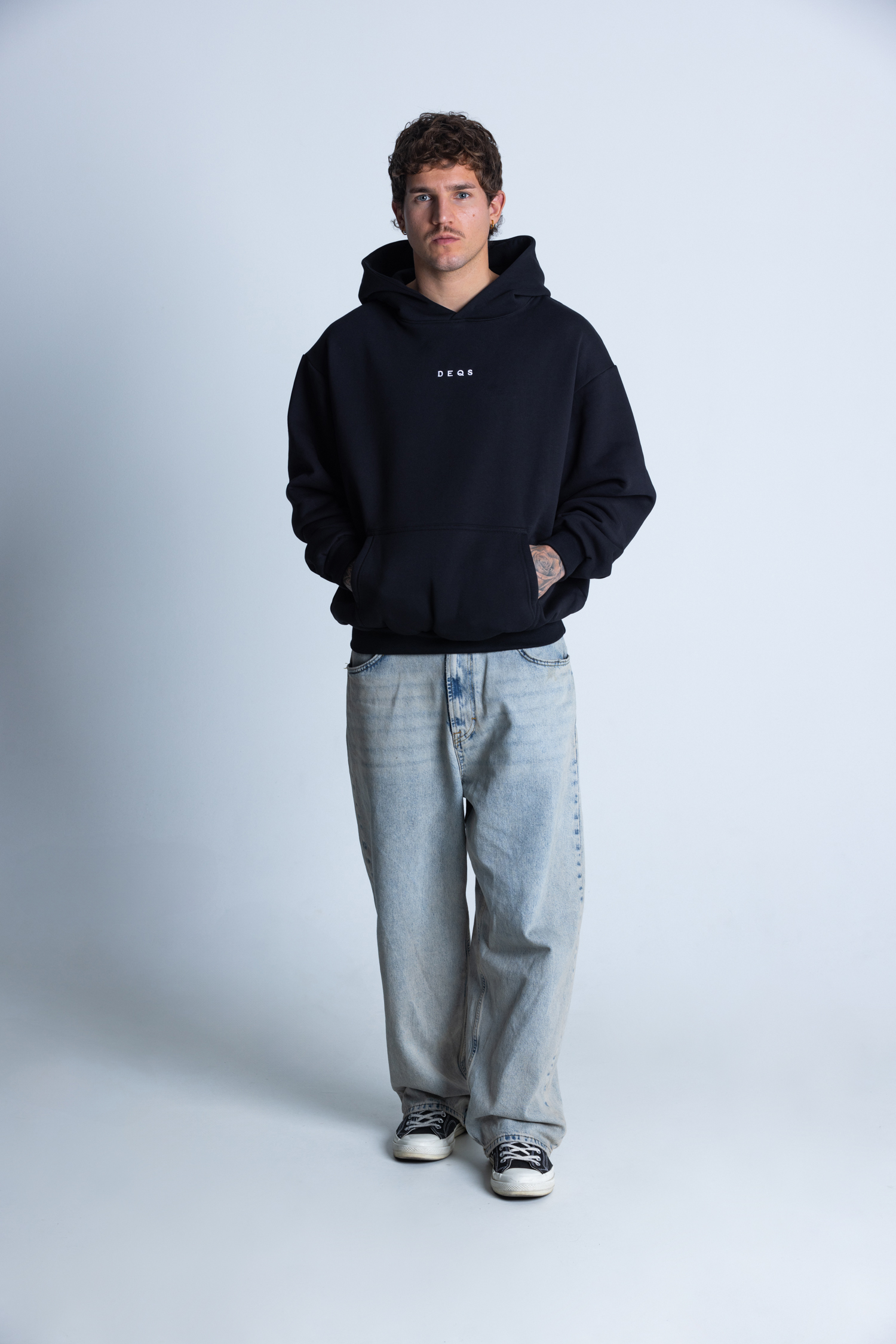 Mężczyzna w bluzie DEQS – fason luźny, styl streetwear na co dzień
