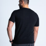 Mężczyzna bokiem w czarnym T-shircie DEQS – krój klasyczny, materiał tencel