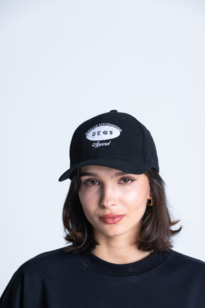 Kobieta w czapce DEQS z haftowanym logo – minimalistyczny look lifestyle