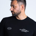 Ujęcie w półprofilu – T-shirt DEQS z brandingiem