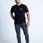 T-shirt DEQS w stylizacji z szarymi spodniami – model casual