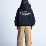 Kobieta tyłem w bluzie DEQS – krój unisex, przesłanie ekologiczne