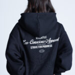 Tył bluzy z dużym nadrukiem „Eco Conscious Apparel” – DEQS manifest modowy