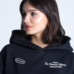 Kobieta z kapturem DEQS – logo na piersi, fason oversize