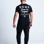 T-shirt DEQS z napisem z tyłu – "Strive for Progress"