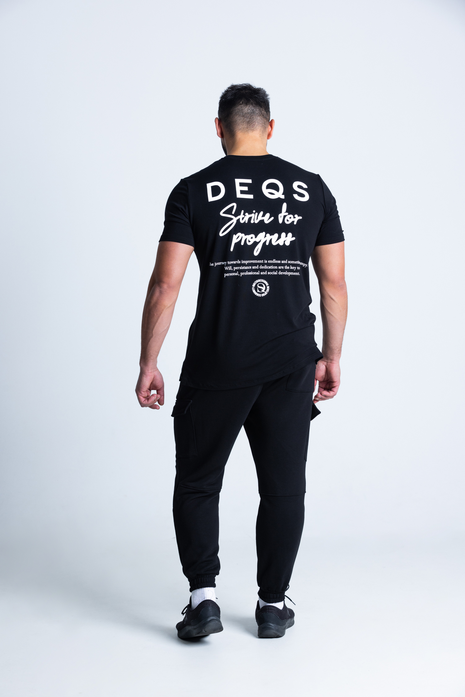T-shirt DEQS z napisem z tyłu – "Strive for Progress"