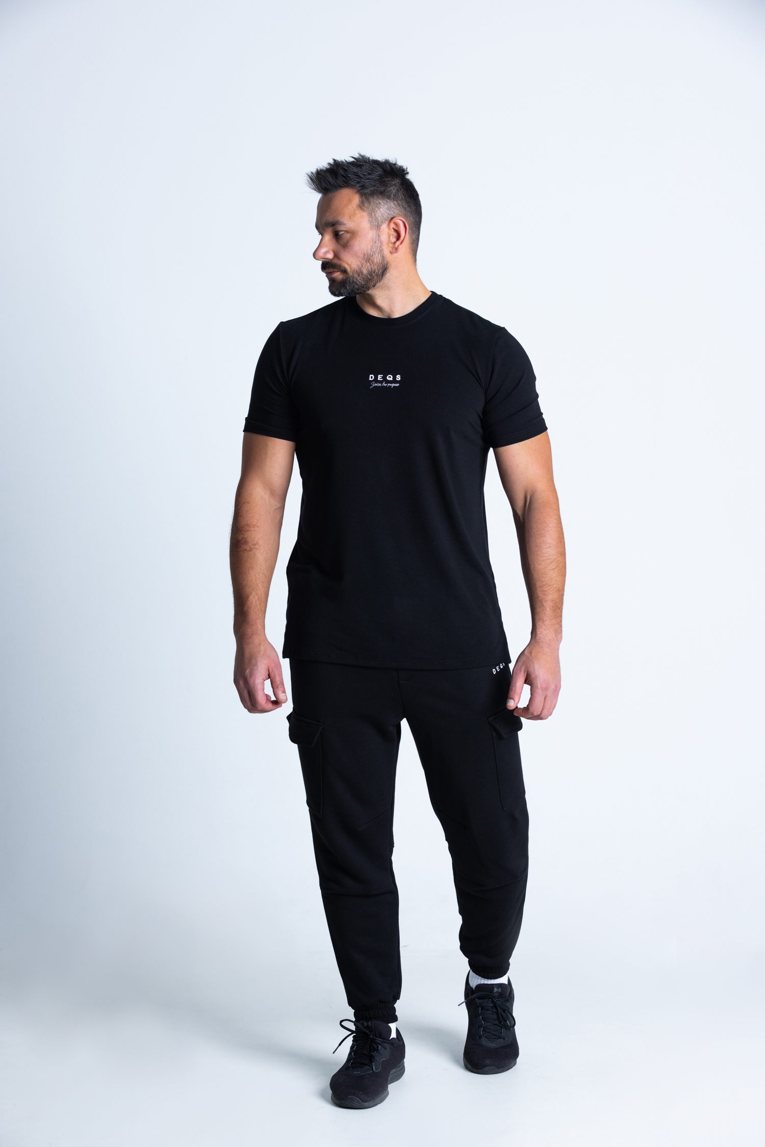 Koszulka DEQS z nadrukiem z przodu – styl casual black