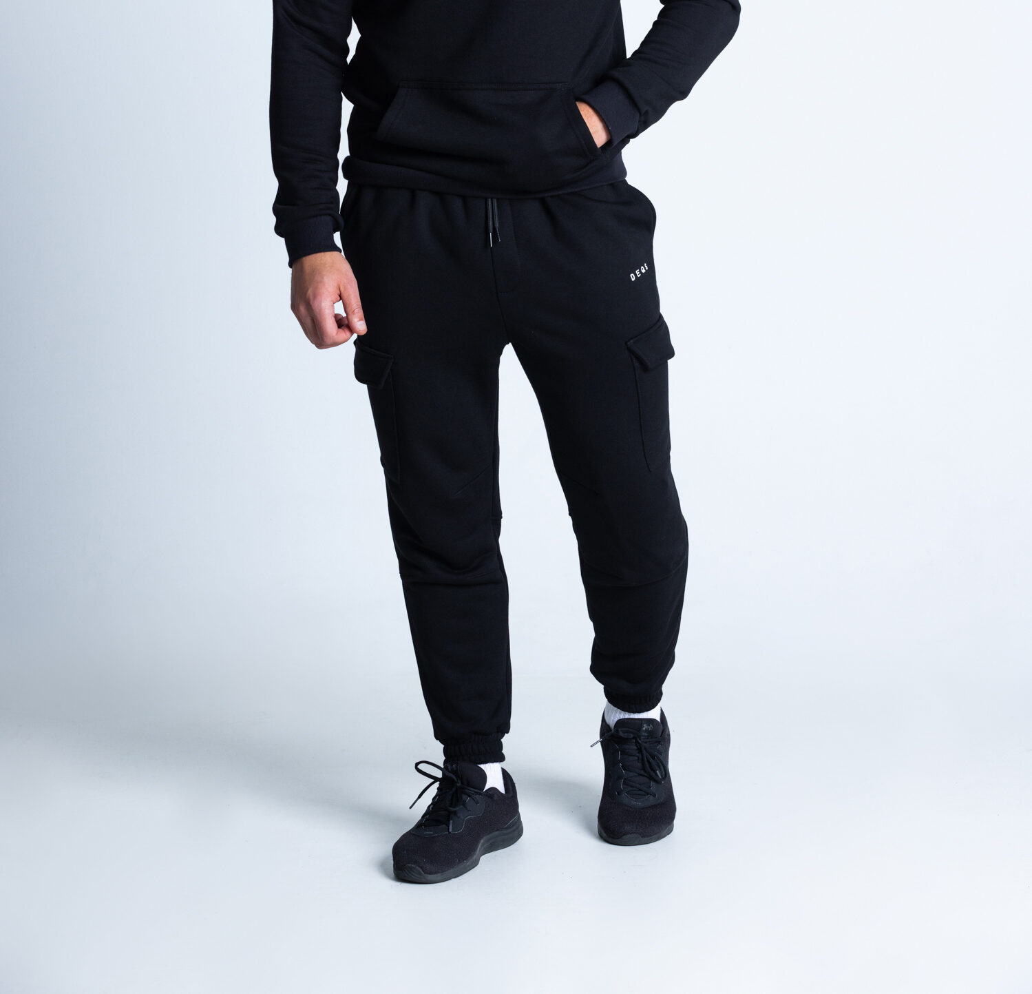 Czarne spodnie DEQS – styl i wygoda do miasta i treningu