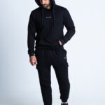 Mężczyzna w czarnym zestawie DEQS – look gymwear lifestyle
