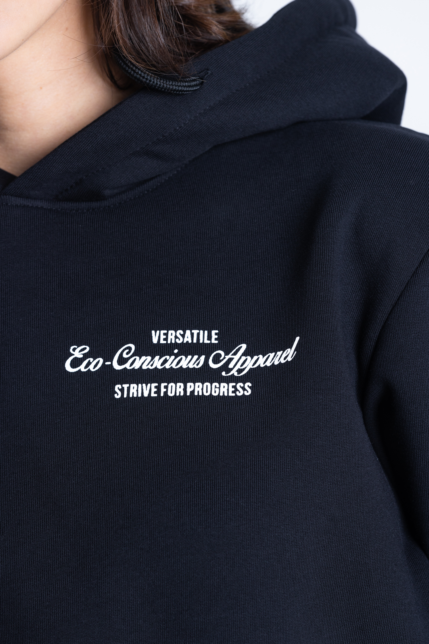 Zbliżenie na nadruk na bluzie DEQS – hasło „Eco Conscious Apparel”