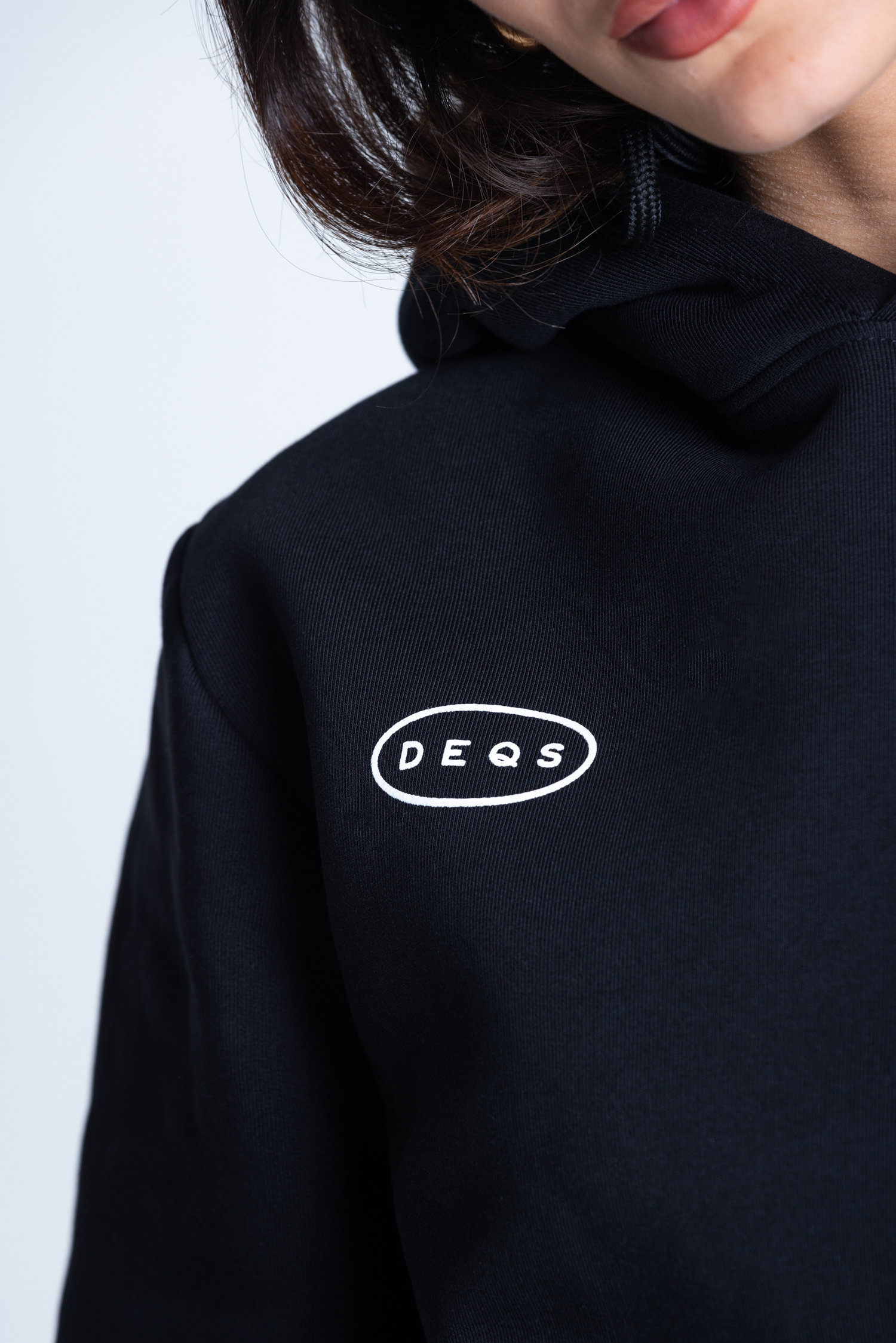 Gładka bluza DEQS z logotypem – styl casual i sportowy